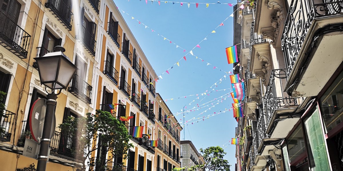 Vídeo: Calle Ruiz, en Malasaña, celebra el Orgullo 2020 con banderas